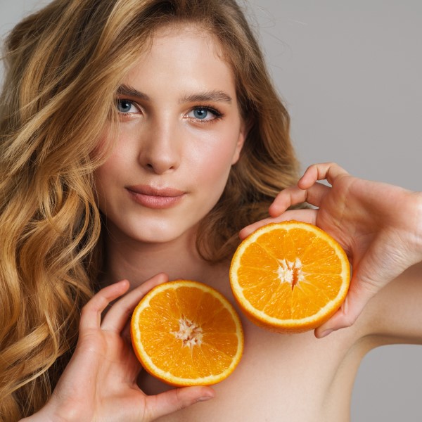 オレンジを持つ女性